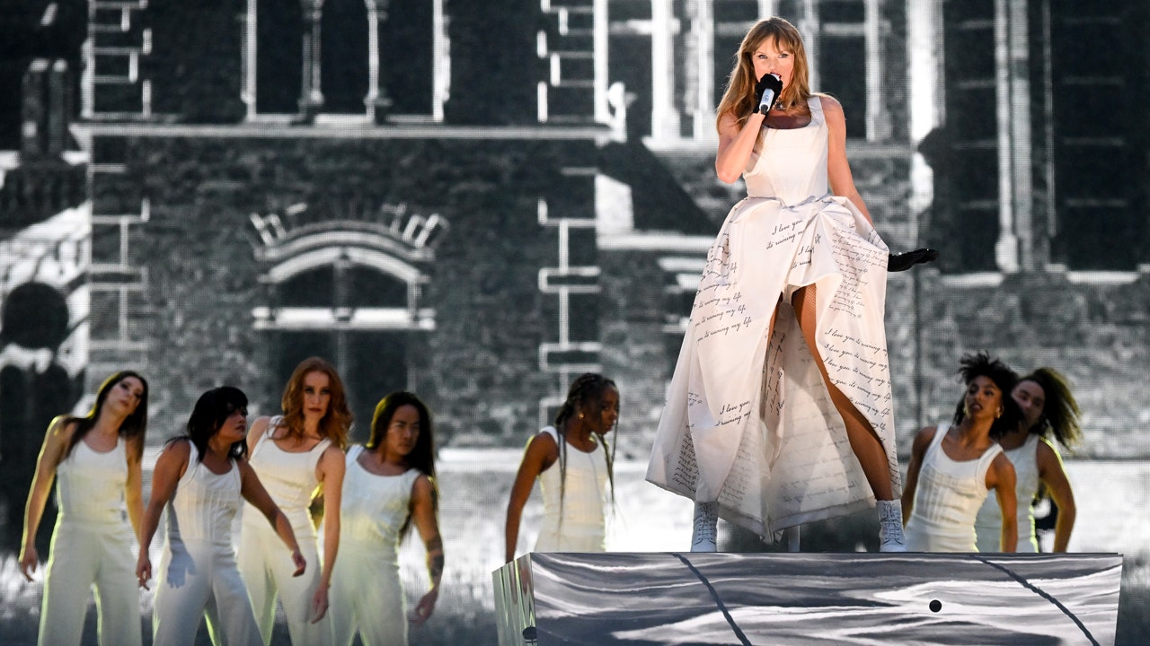 Taylor Swift's stage malfunction leaves singer stuck on platform during Dublin 'Eras Tour' show