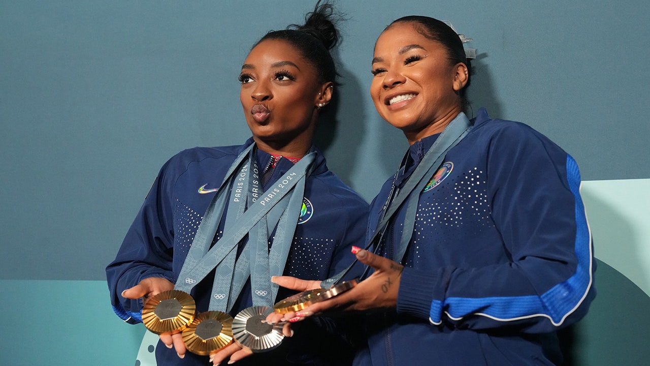 Simone Biles y Sonny Lee apoyan a Jordan Chiles en medio de la controversia por la medalla de bronce de los Juegos Olímpicos de París