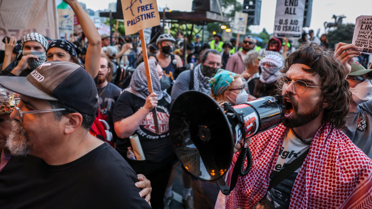 WATCH: Masked anti-Israel protester disrupts delegate party on eve of DNC in Chicago