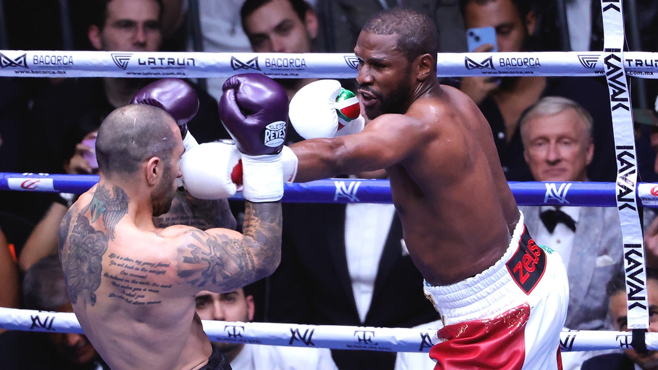 Floyd Mayweather Jr. “fires” referee in the middle of exhibition fight against John Gotti III