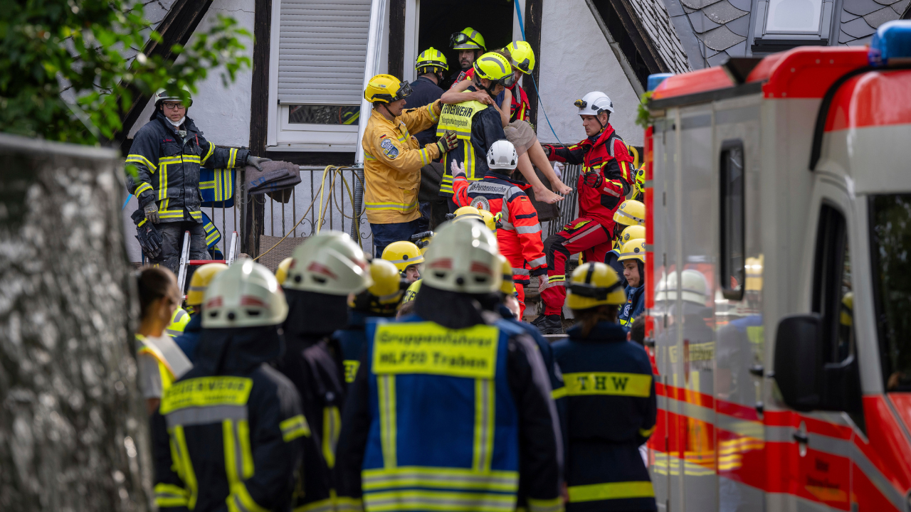 2 dead, 2 trapped in wreckage after partial collapse of hotel on Germany’s Mosel River