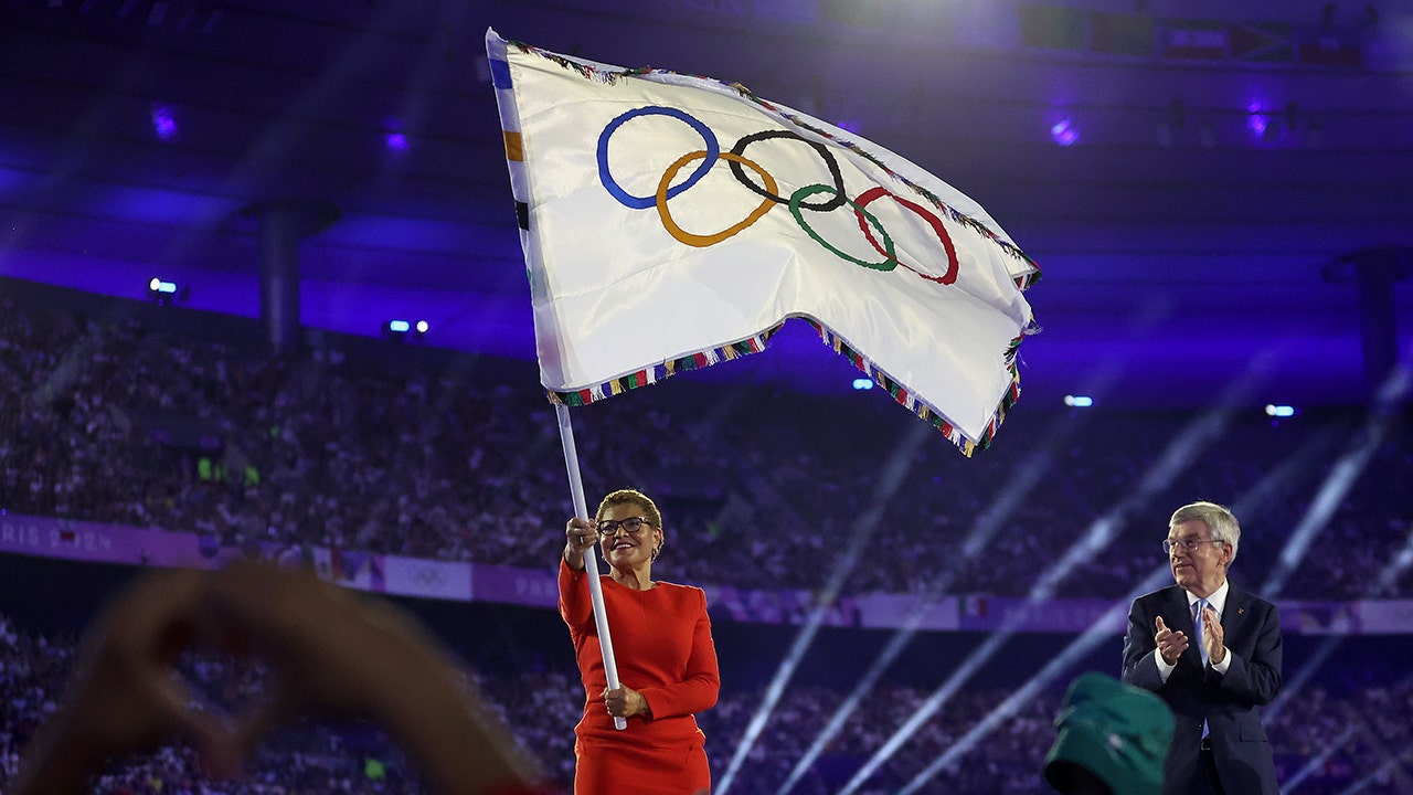 Los Angeles allegedly plans to spend 0K to install Olympic flags at City Hall