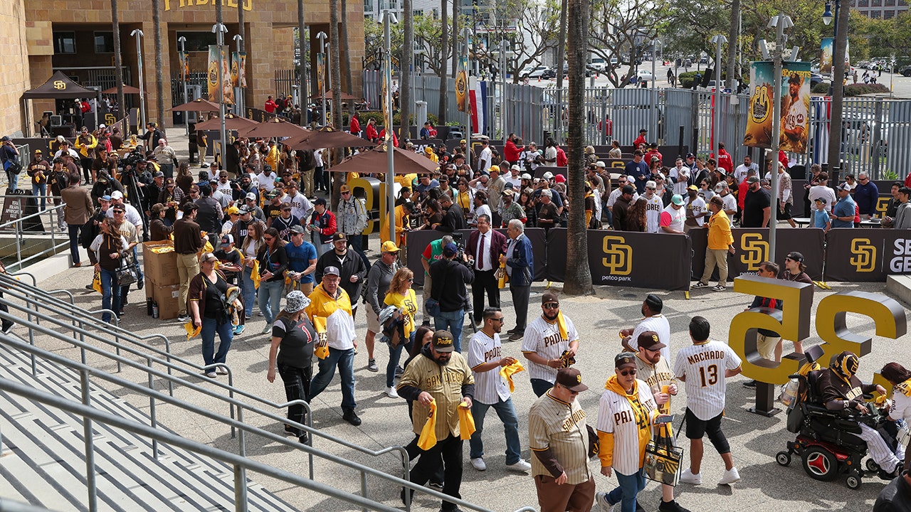 Fan left bloodied after brawl in stands at Padres-Twins game