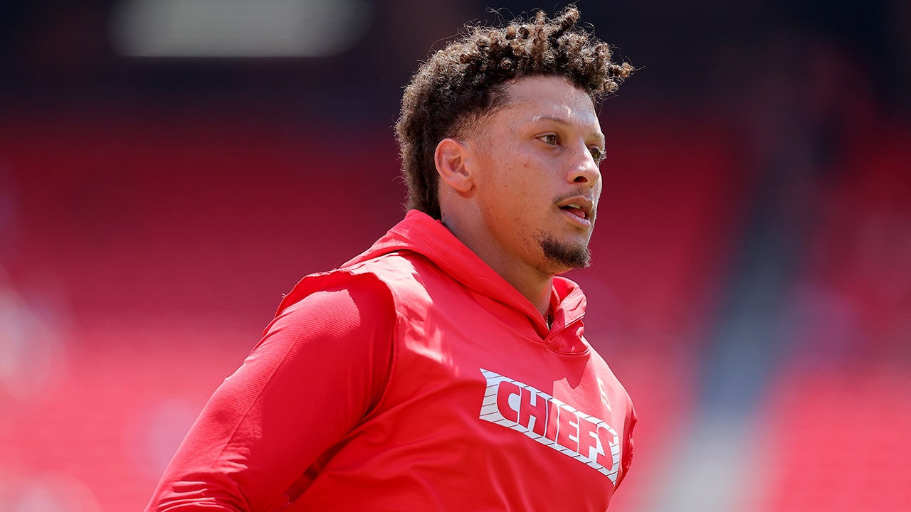 Patrick Mahomes shocks Chiefs crowd with ridiculous behind-the-back pass to Travis Kelce