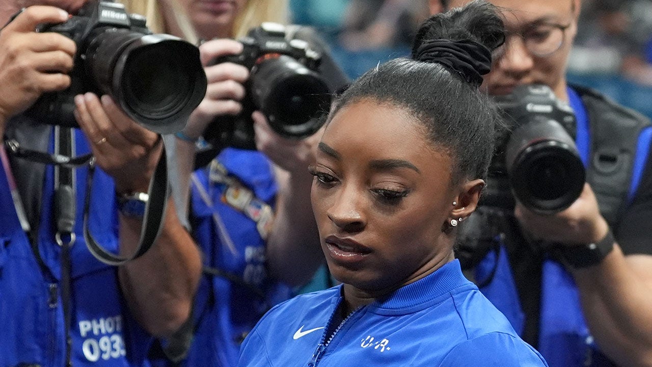 Simone Biles slips off balance beam, fails to make podium in Paris Olympics event