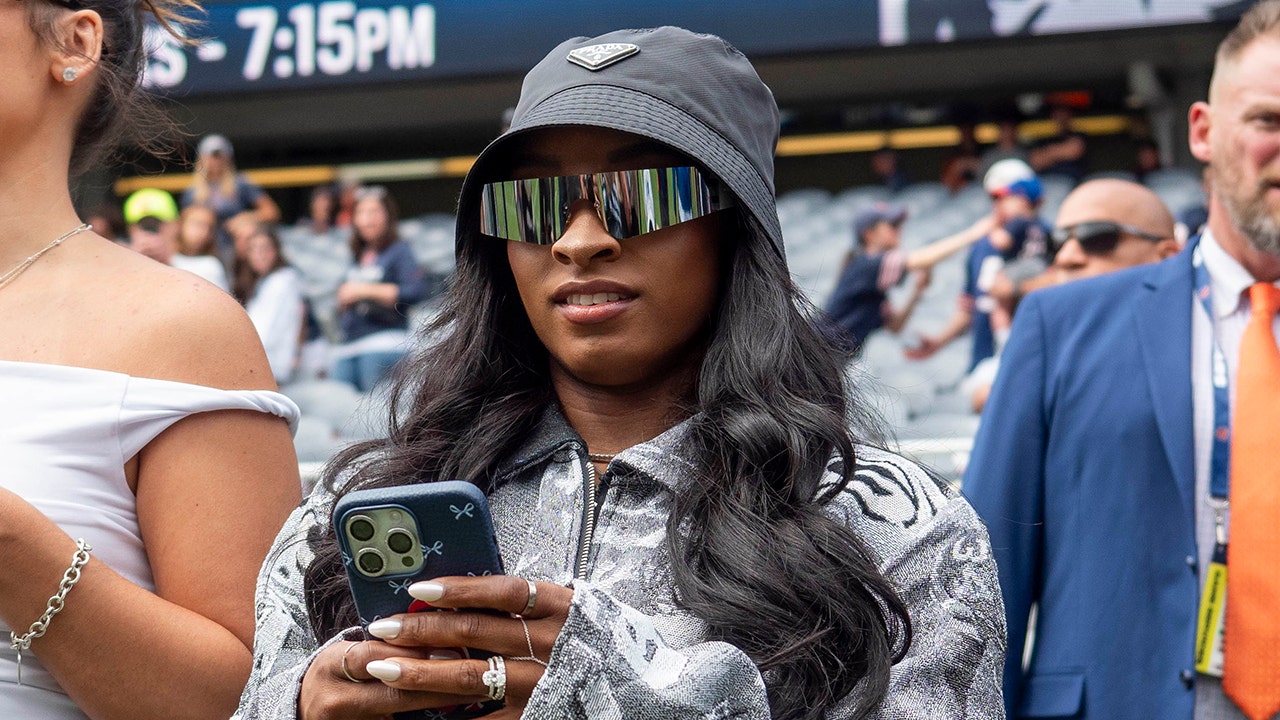 Simone Biles catches heat for wearing Jonathan Owens-themed Packers jacket to Bears’ preseason game