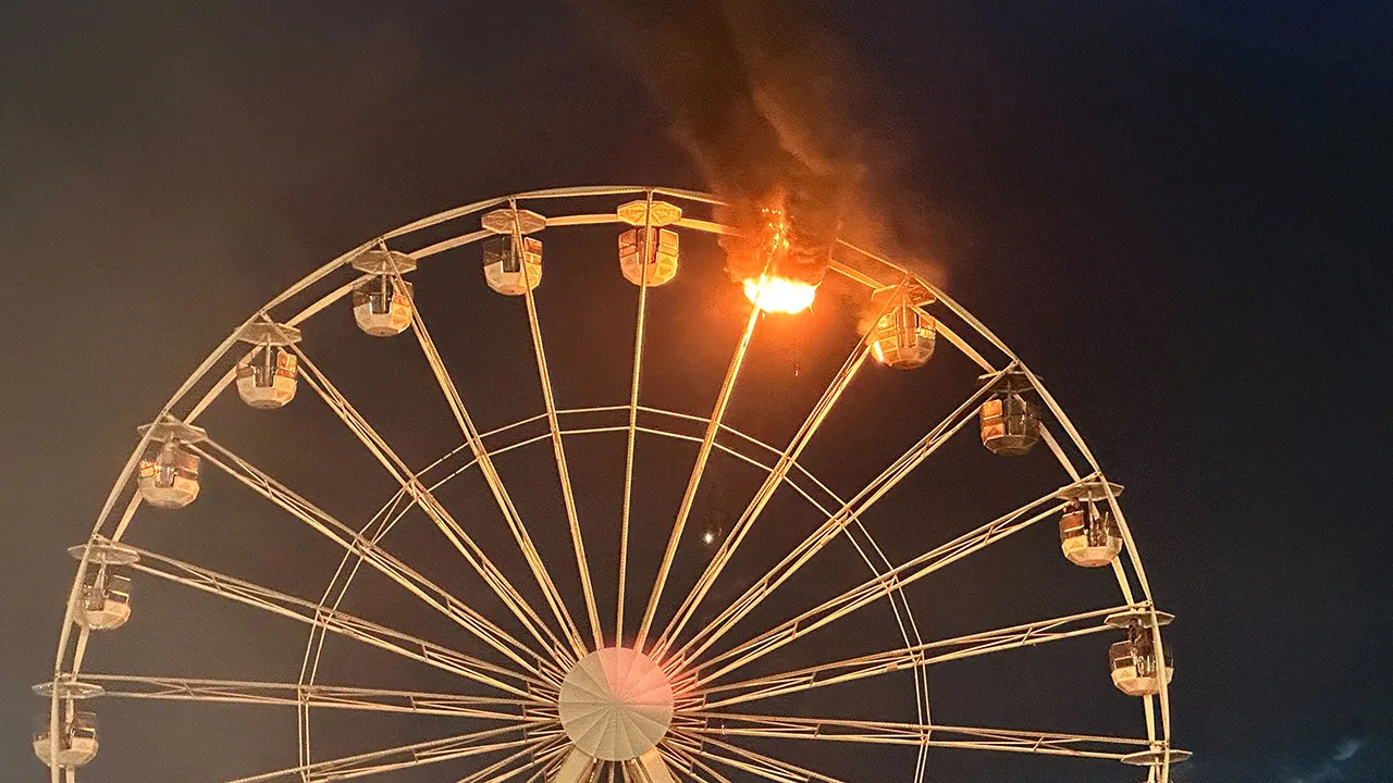 Video: Una escena aterradora en el momento en que la noria se incendia durante un festival de música