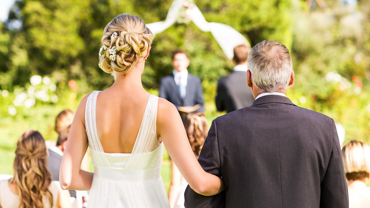 Reddit user excludes stepfather from wedding: “Thoughtless”