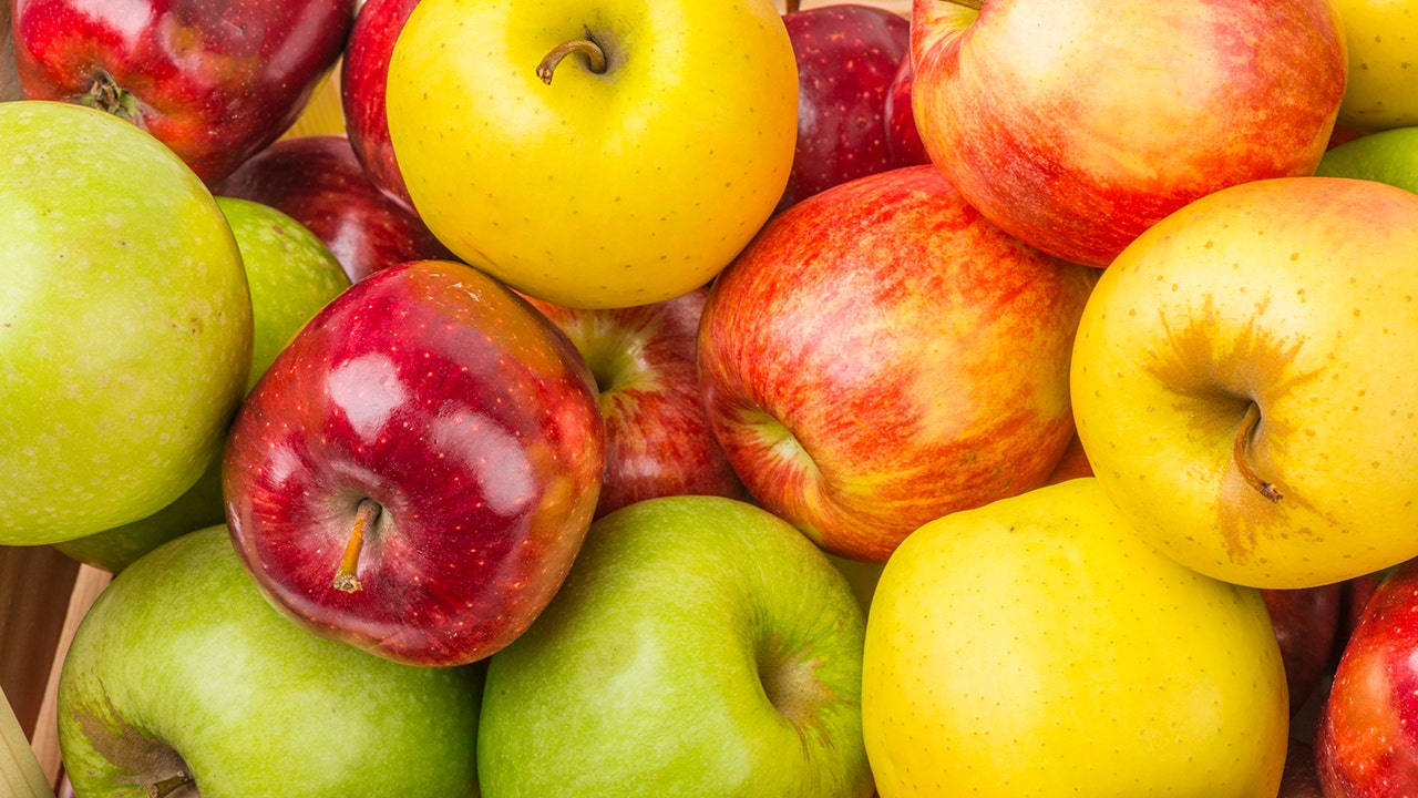 Apples can be red, green or yellow: does color help keep the doctor away?