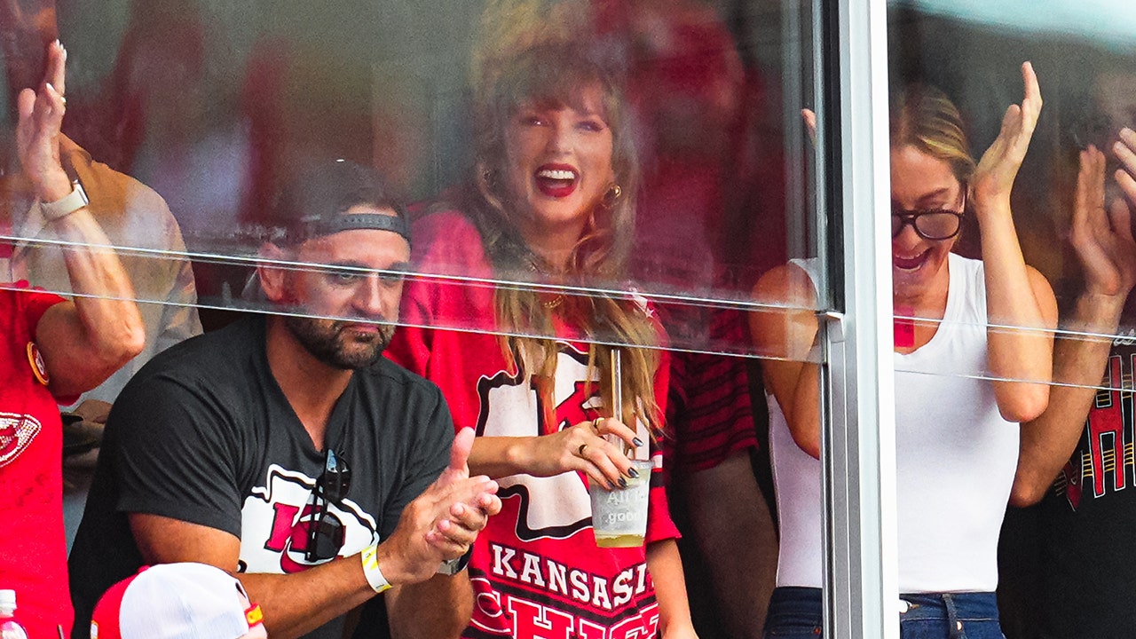 Taylor Swift returns to watch Chiefs take on Saints after missing last 2 games