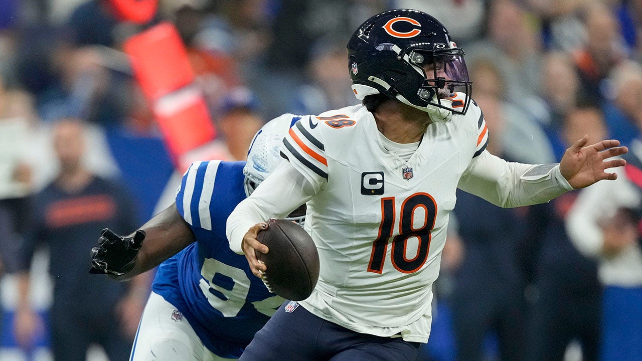 Caleb Williams of the Bears misses the first touchdown pass by 1 yard after a Hail Mary throw