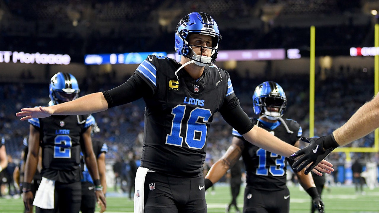 Jared Goff throws two touchdowns and catches one as the Lions lead the Seahawks