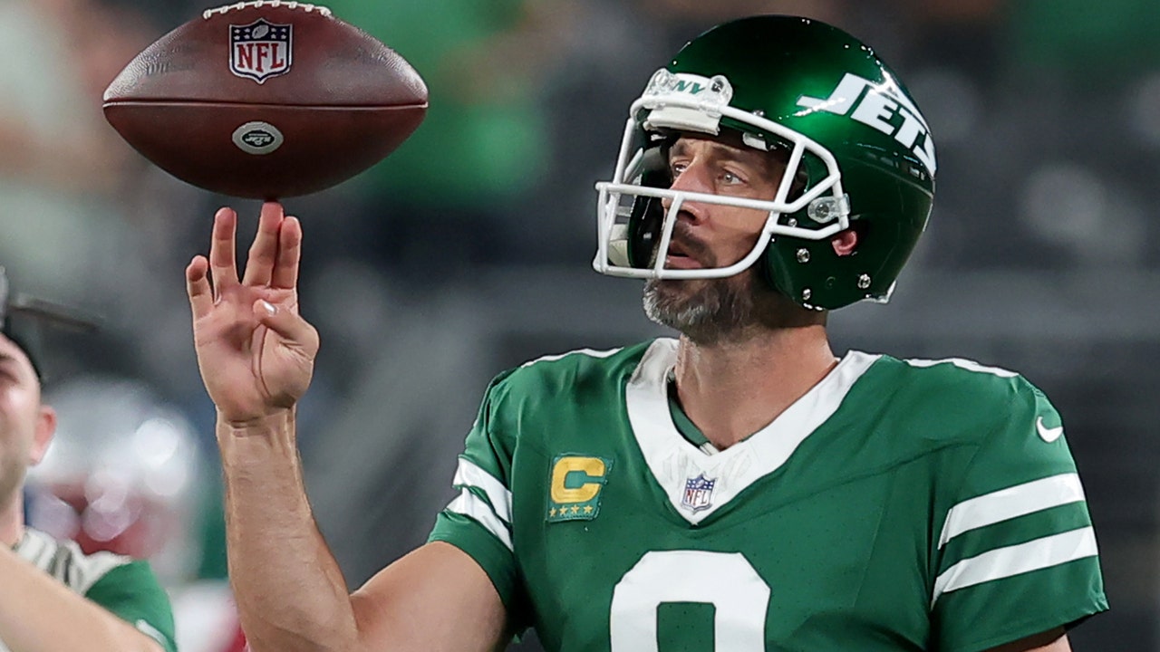 Aaron Rodgers shines in Jets’ home opener beatdown on Patriots