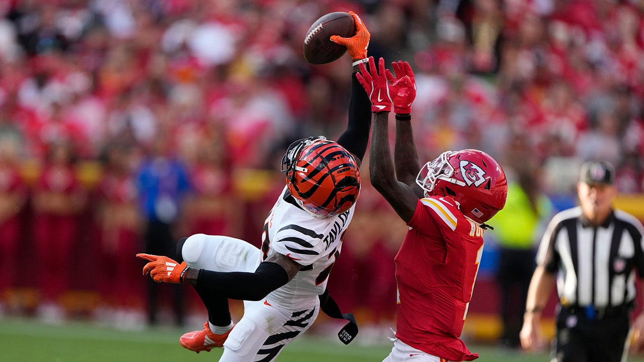 Bengals’ Cam Taylor-Britt makes an incredible one-handed interception against Chiefs’ Patrick Mahomes