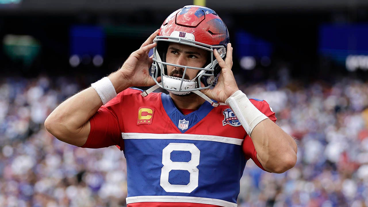 Giants fans wait to boo Daniel Jones after his miserable performance in the loss to the Vikings