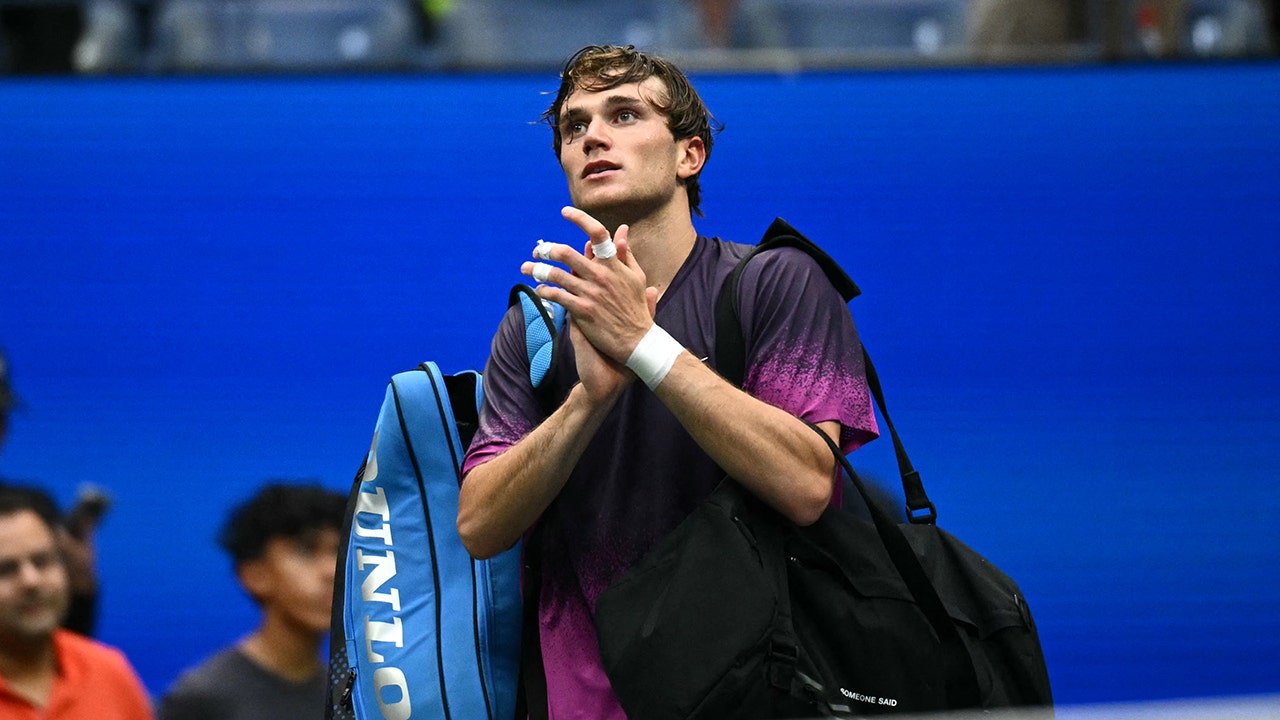 British tennis star Jack Draper vomits during dramatic US Open semifinal loss, Jannik Sinner advances