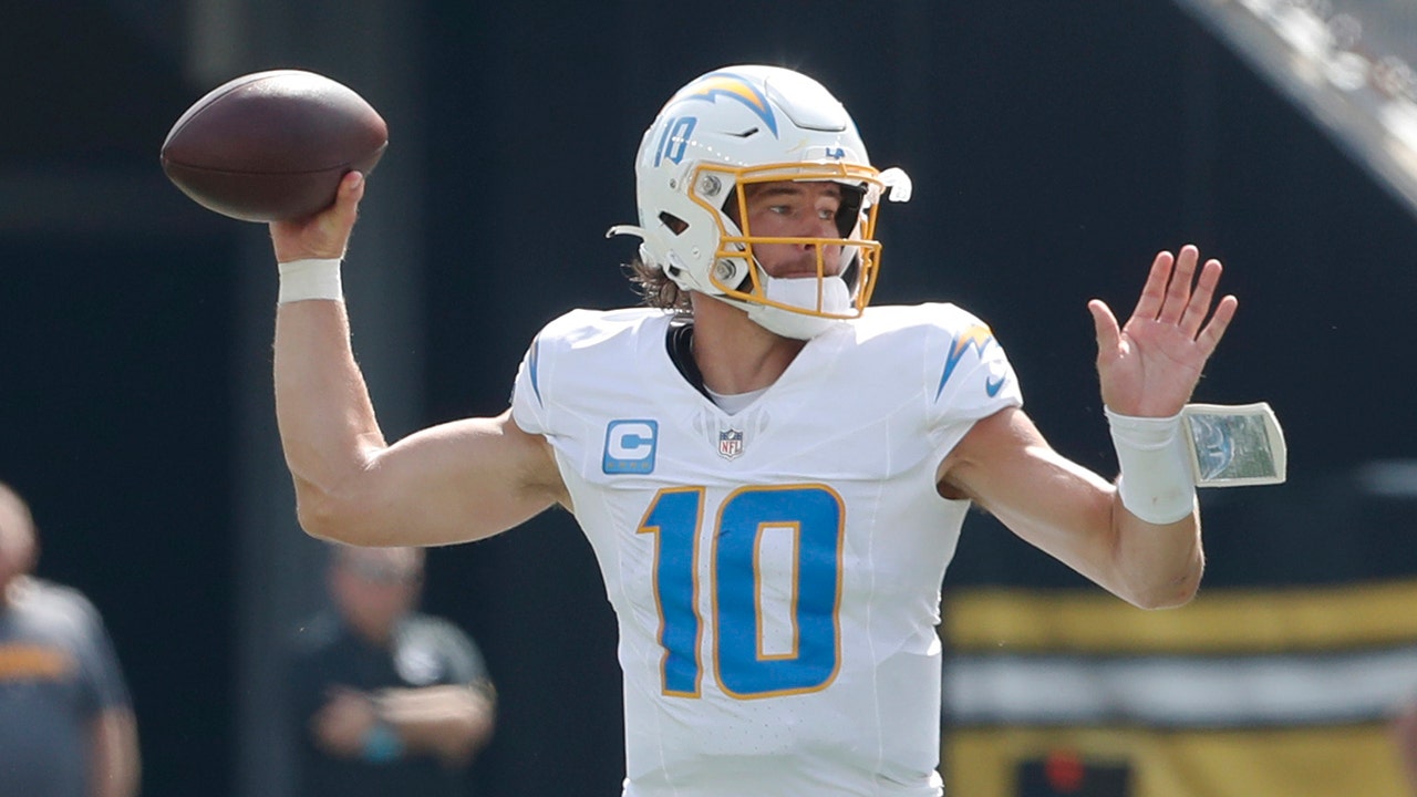 Chargers’ Justin Herbert leaves loss to Steelers early after reaggravating ankle injury