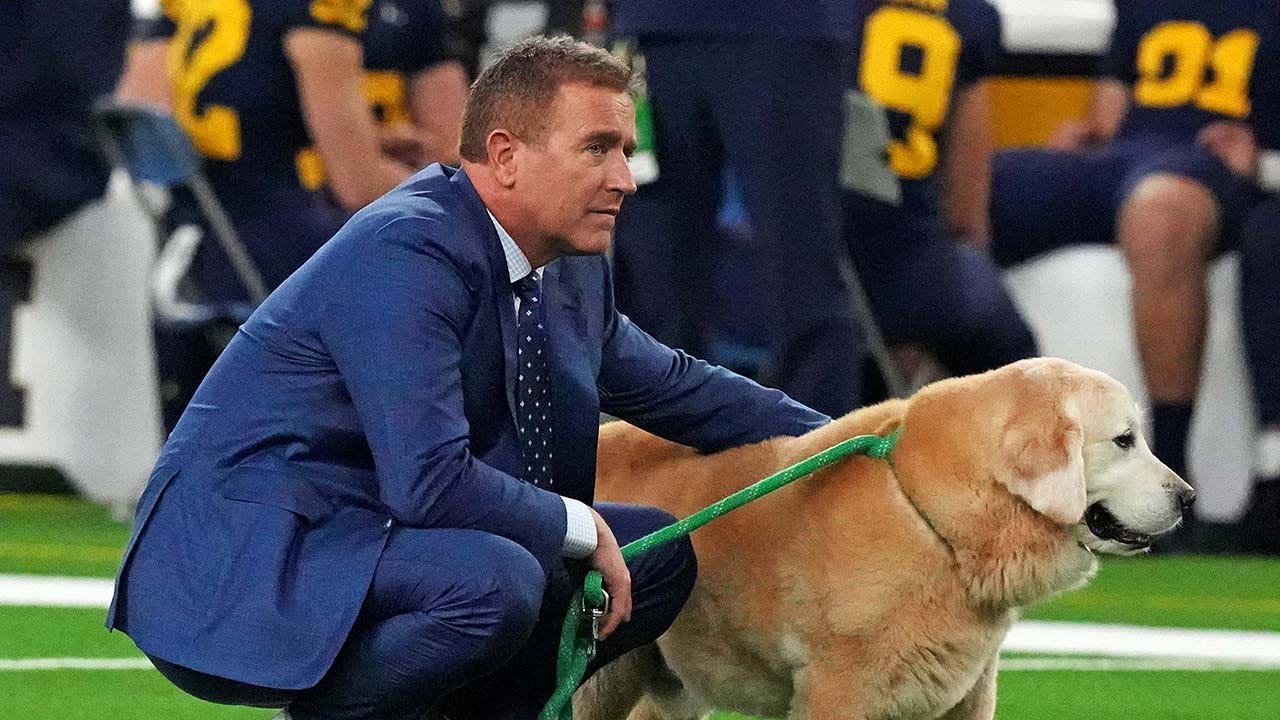 Al Michaels expresses his affection for Kirk Herbstreit’s dog Ben while criticizing the dog’s presence in the cabin