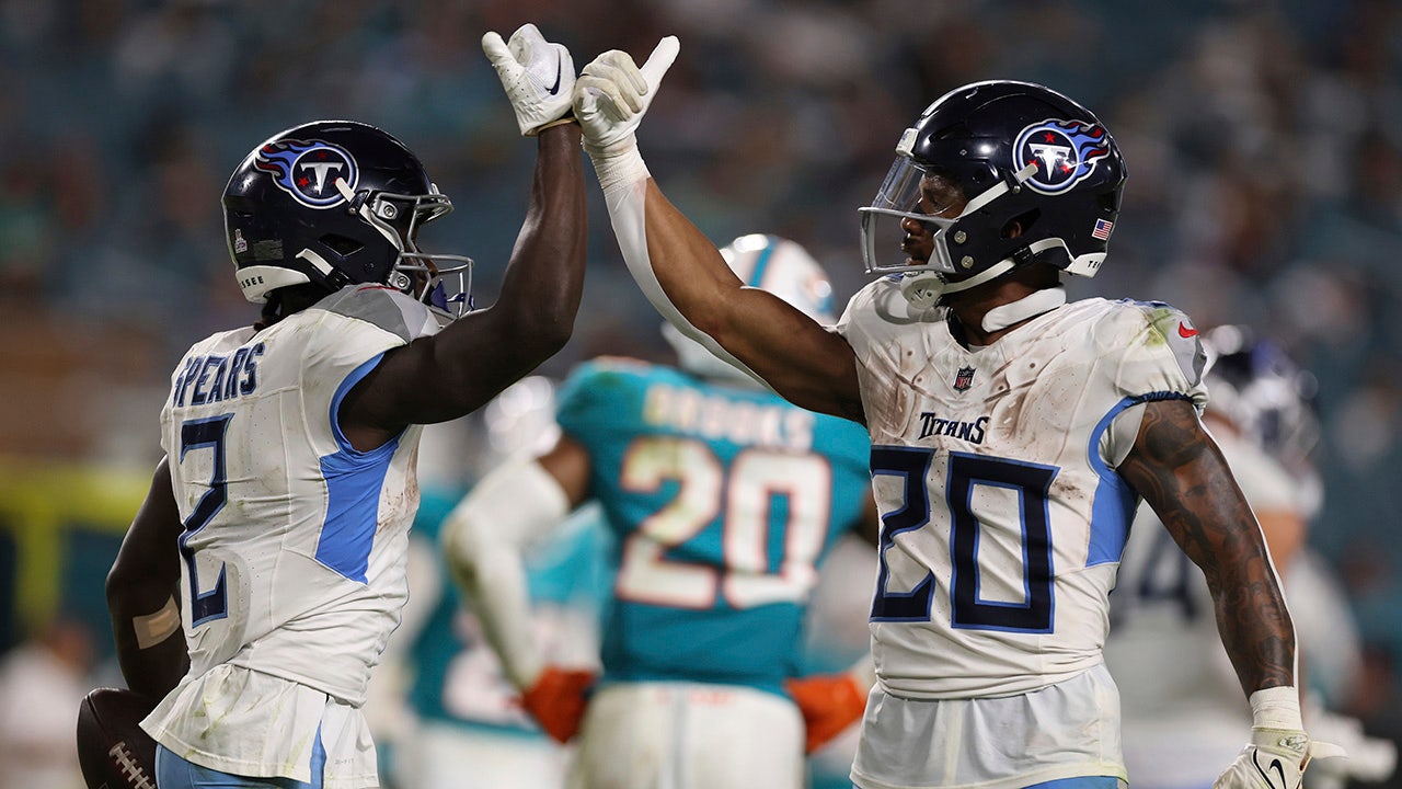 Titans pick up 1st thrive of season in unattrenergetic romp aachievest Dolphins