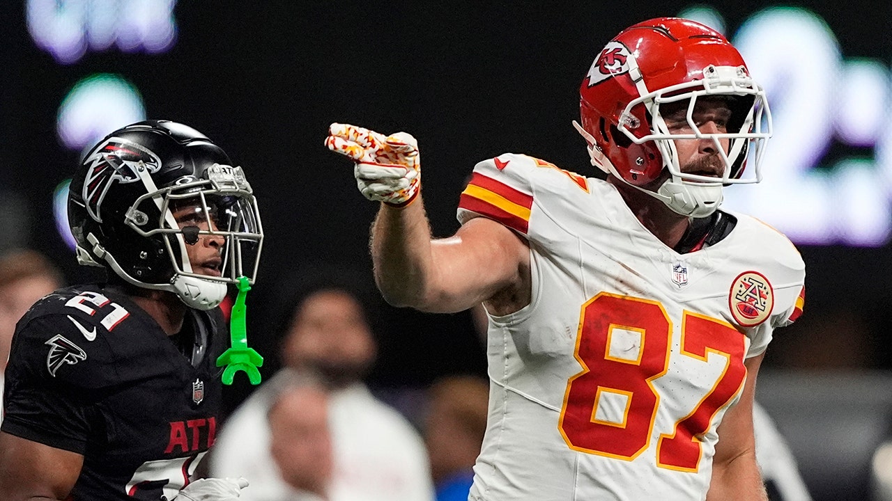 Taylor Swift fans worry about Travis Kelce as he looks depressed during the game