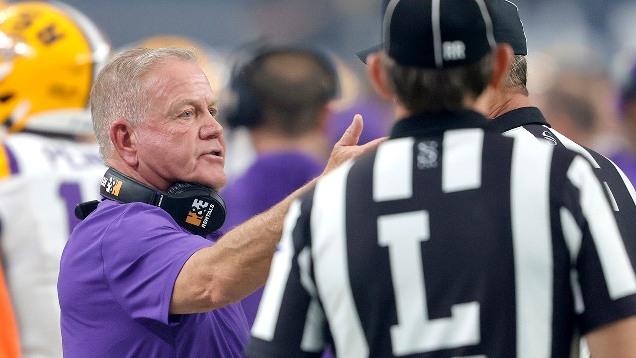 LSU coach Brian Kelly bangs his fist on the table after “ridiculous” loss to USC: “This is unacceptable”