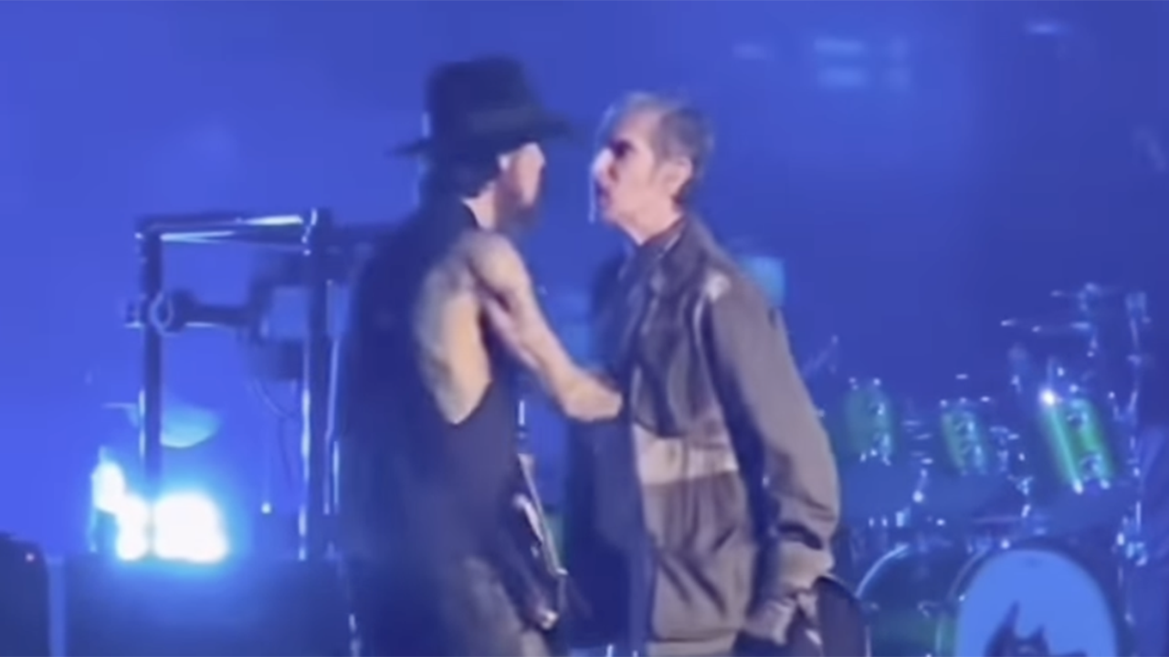 Jane's Addiction se actualiza después de que el cantante Perry Farrell golpea al guitarrista Dave Navarro en el escenario