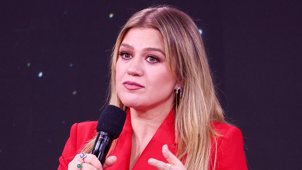 Kelly Clarkson says ‘it’s not hard to be vulnerable’ except when discussing one thing