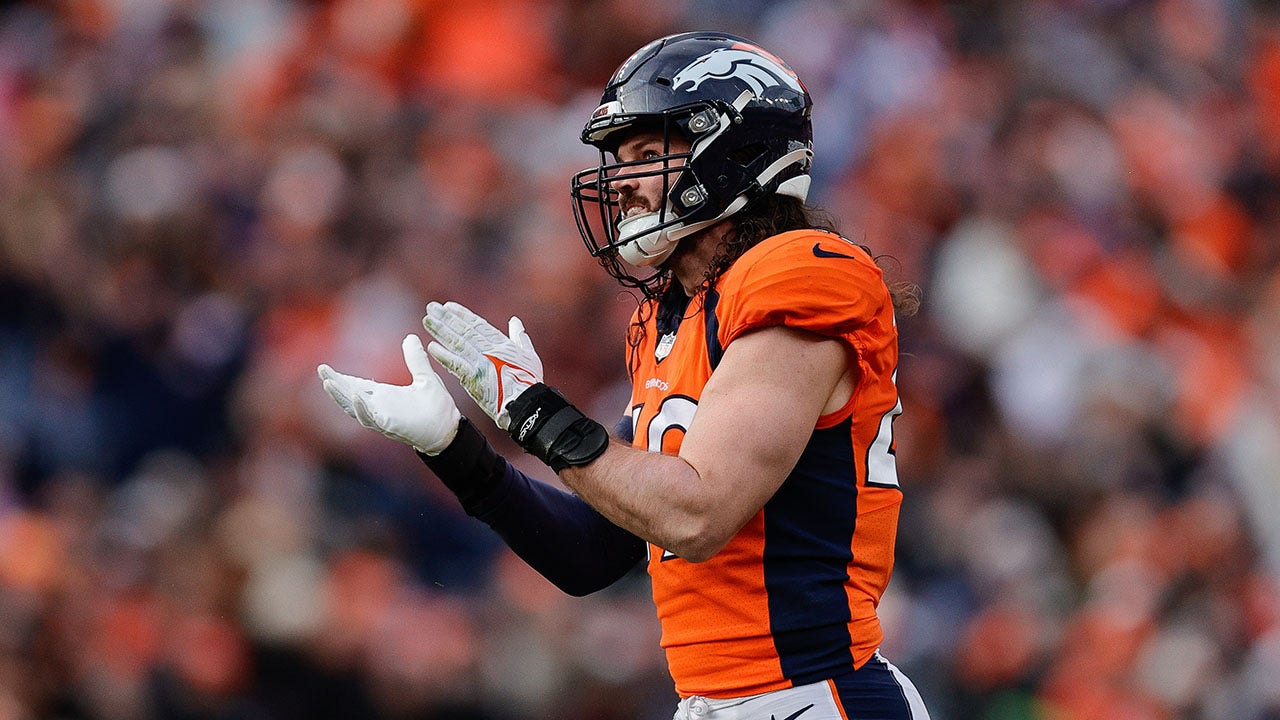 Broncos linebacker Alex Singleton played three full quarters of the game with a torn ACL