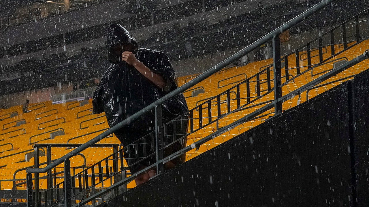 Steelers and Cowboys fans are receiving a strong warning from stadium management as thunderstorms delay kickoff