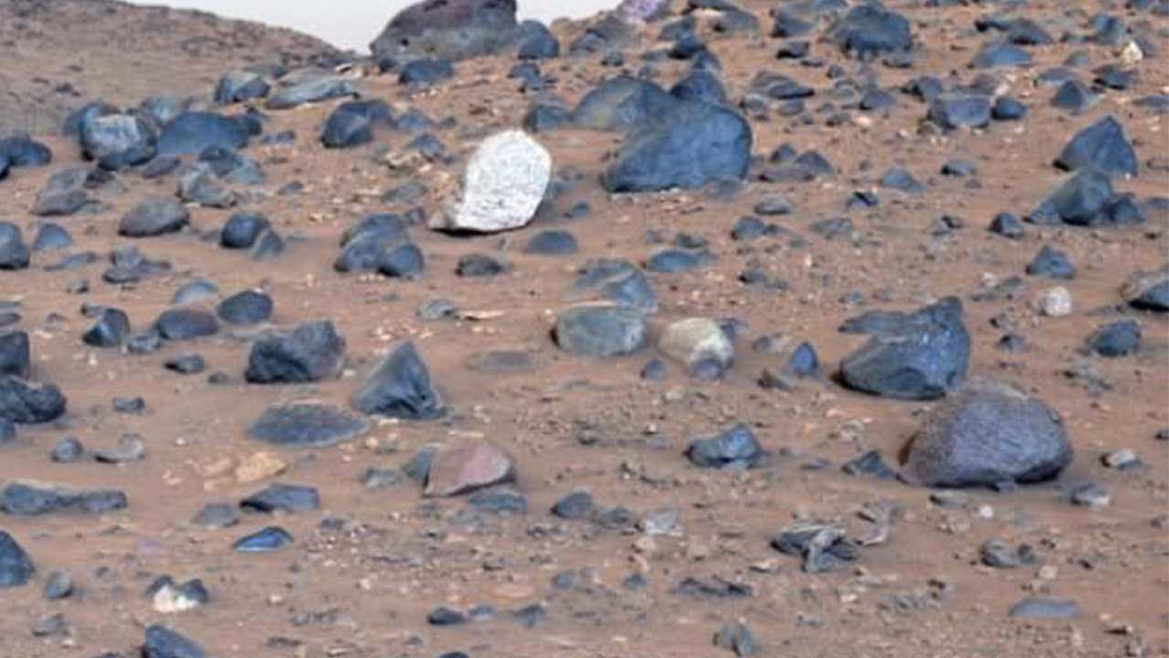 NASA merilis pemandangan Mars yang paling jelas, bebatuan biru muncul di lanskap