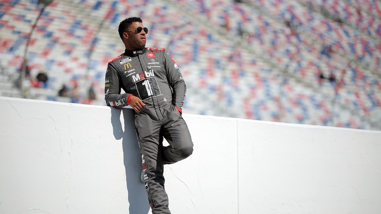 Por qué la estrella de NASCAR Bubba Wallace no hace declaraciones políticas este año después de criticar a Trump en 2020