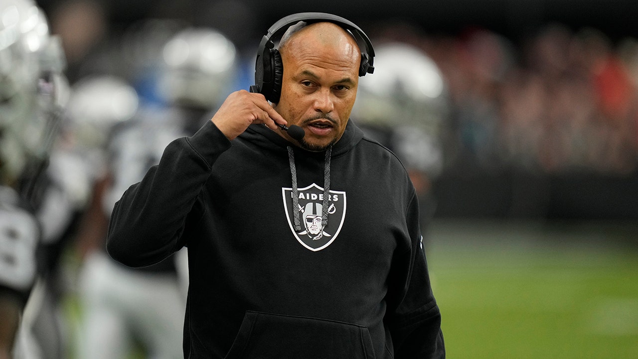 Raiders’ Antonio Pierce says team ‘heard a whistle’ ahead of game-deciding botched snap in loss to Chiefs