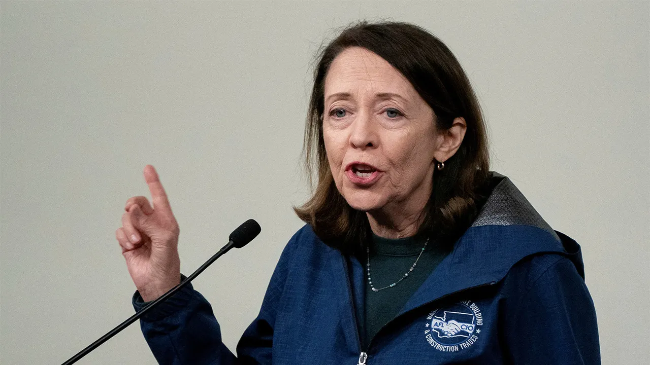 Striking Boeing workers boo after Democratic Sen. Maria Cantwell criticizes Trump