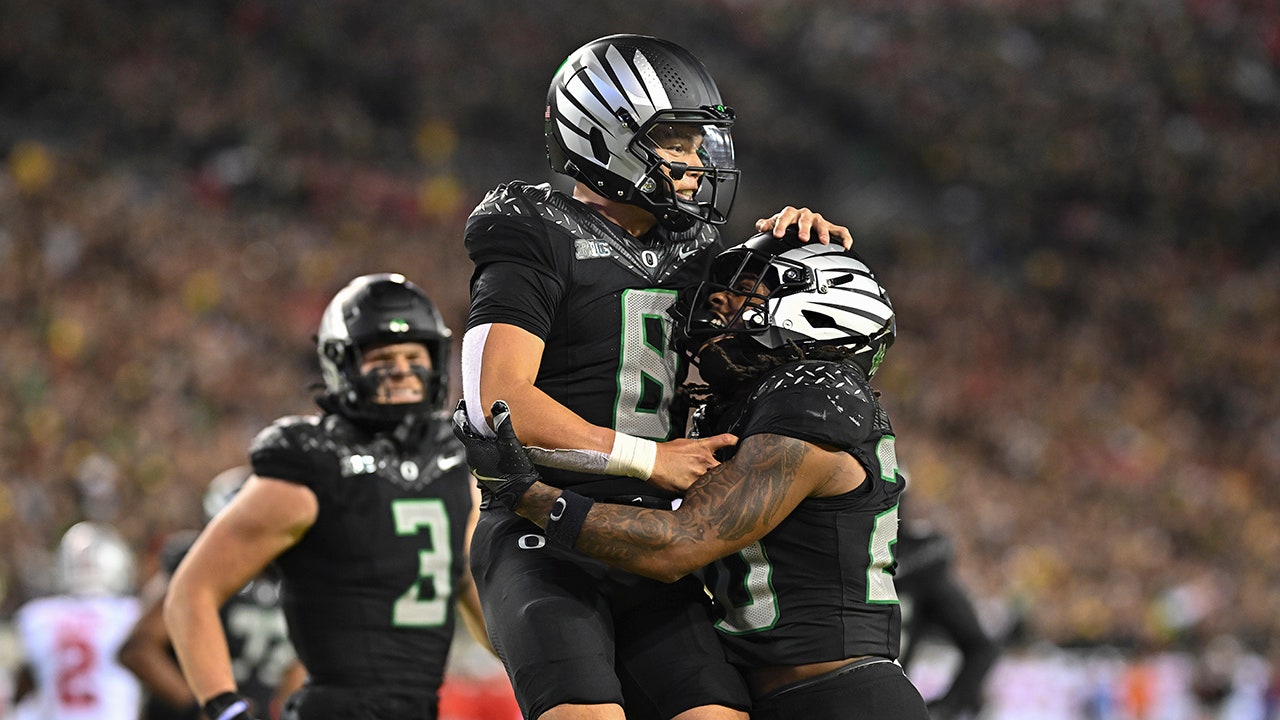 Oregon holds off Ohio State’s last-second comeback in epic battle of top-three Big Ten programs