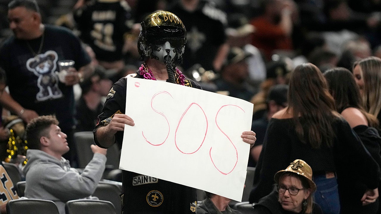 Saints ridiculed for bizarre half-time decisions: ‘Looks like they want to fire their coach’