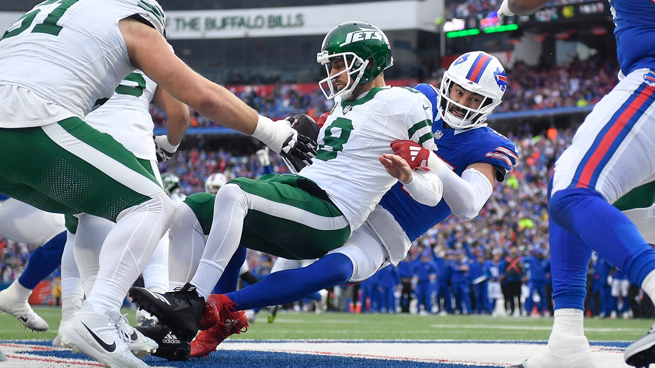 Aaron Rodgers sets dreadful NFL record as Jets crushed against Bills