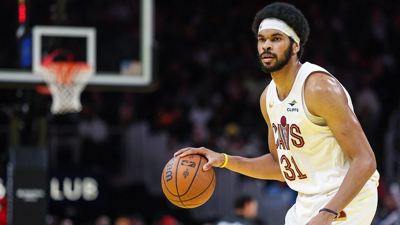 Cavs’ Jarrett Allen stuns fans with backward halfcourt shot before game