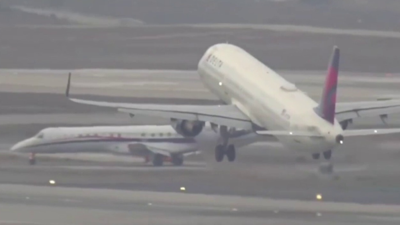 Gonzaga men's basketball charter nearly collides with departing Delta flight in scary scene at LAX