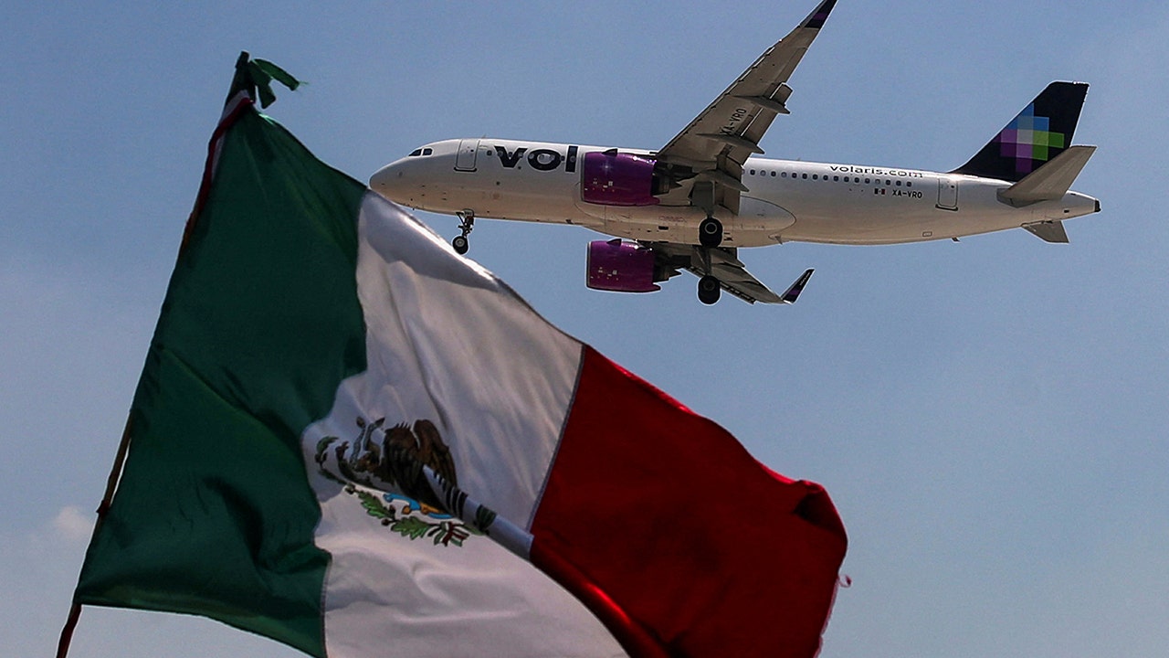 Volaris passenger arrested after he allegedly tried to divert plane into US