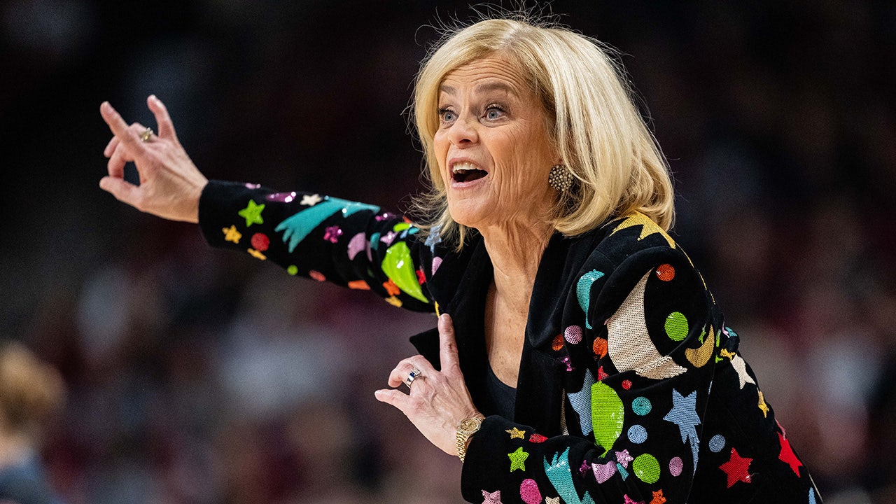 Two players ejected after shoving fiasco, LSU’s Kim Mulkey slaps clipboard in chippy college basketball game