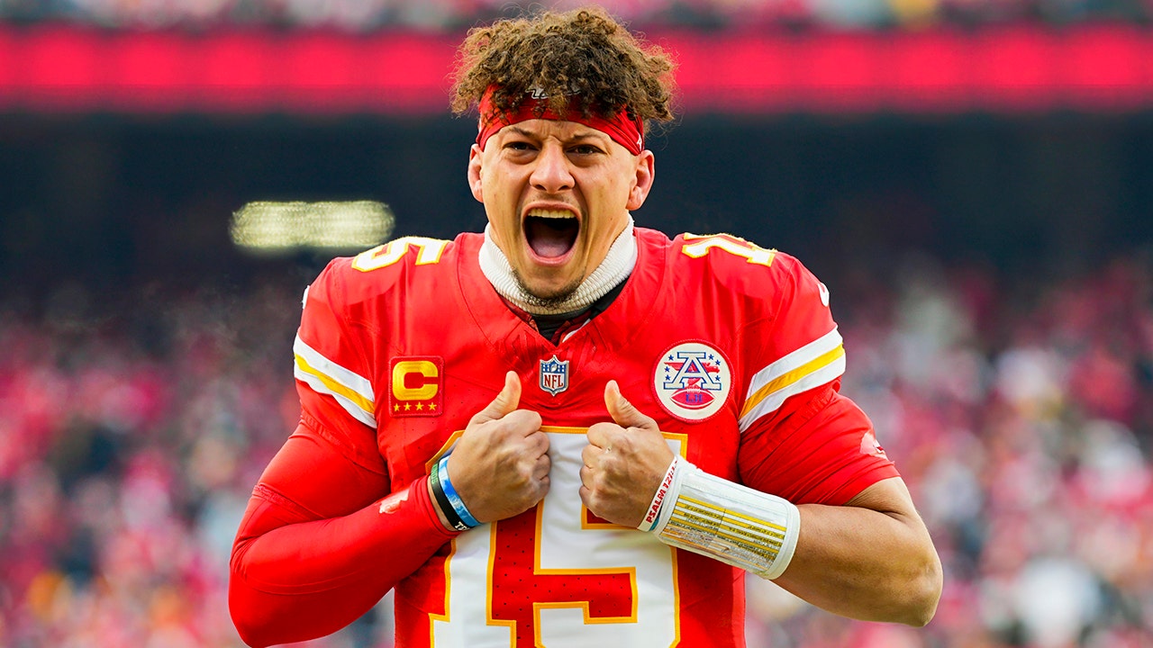 Patrick Mahomes travels with team trainer even on family trips during ACL rehab