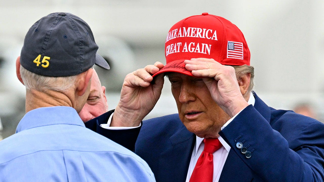 NASCAR fans cheer as Trump arrives for Daytona 500 in Air Force One