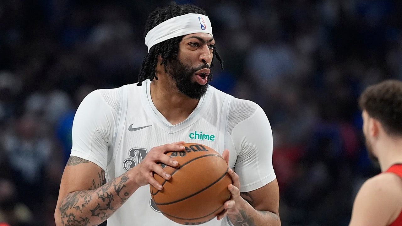 Mavericks’ Anthony Davis suffers injury in debut following blockbuster trade