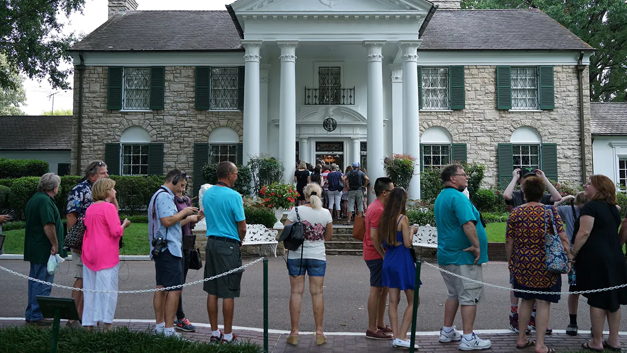 Woman behind bogus Graceland auction plot pleads guilty to federal charge