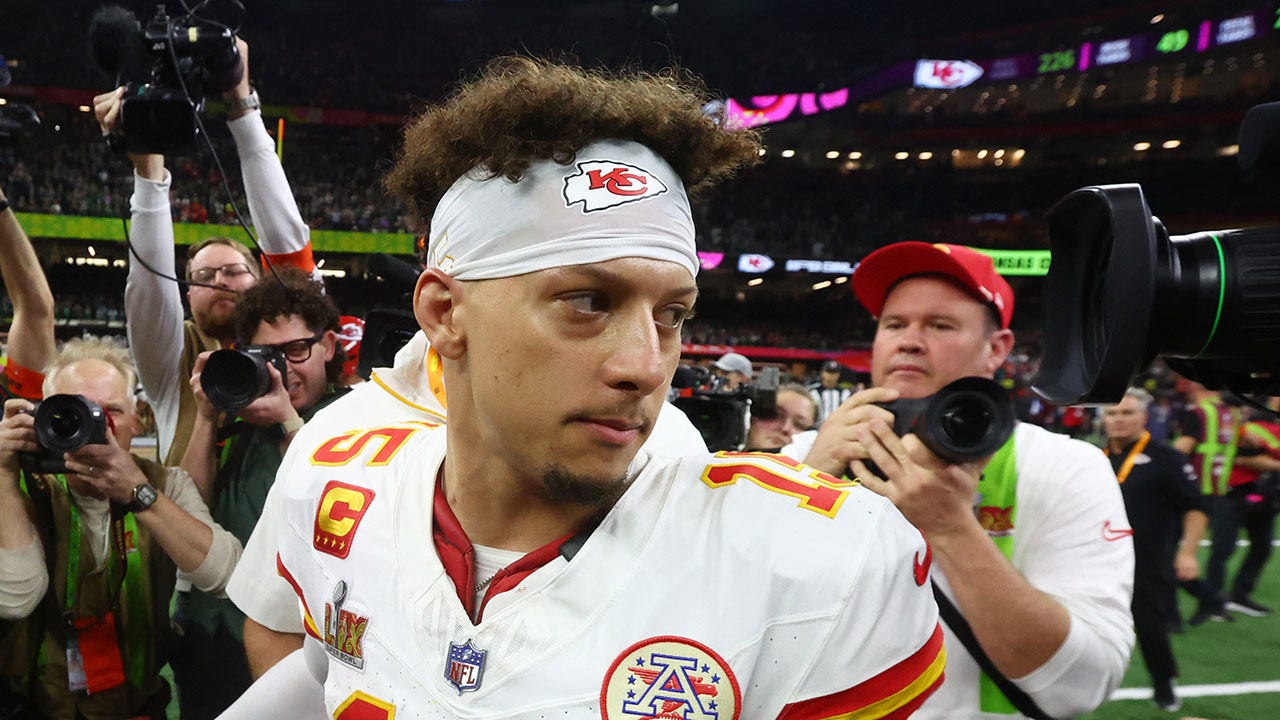 Chiefs’ Patrick Mahomes leaves out teammate while shaking hands during Super Bowl LIX loss