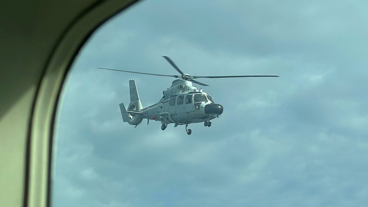 El helicóptero de la Armada china vuela a menos de 10 pies del avión de la patrulla filipina sobre el cardado en disputa