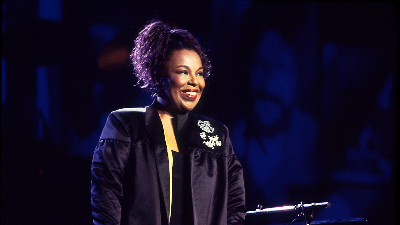 Legendary Grammy Winner Roberta Flack Passes Away at 88, Leaving Behind a Timeless Musical Legacy