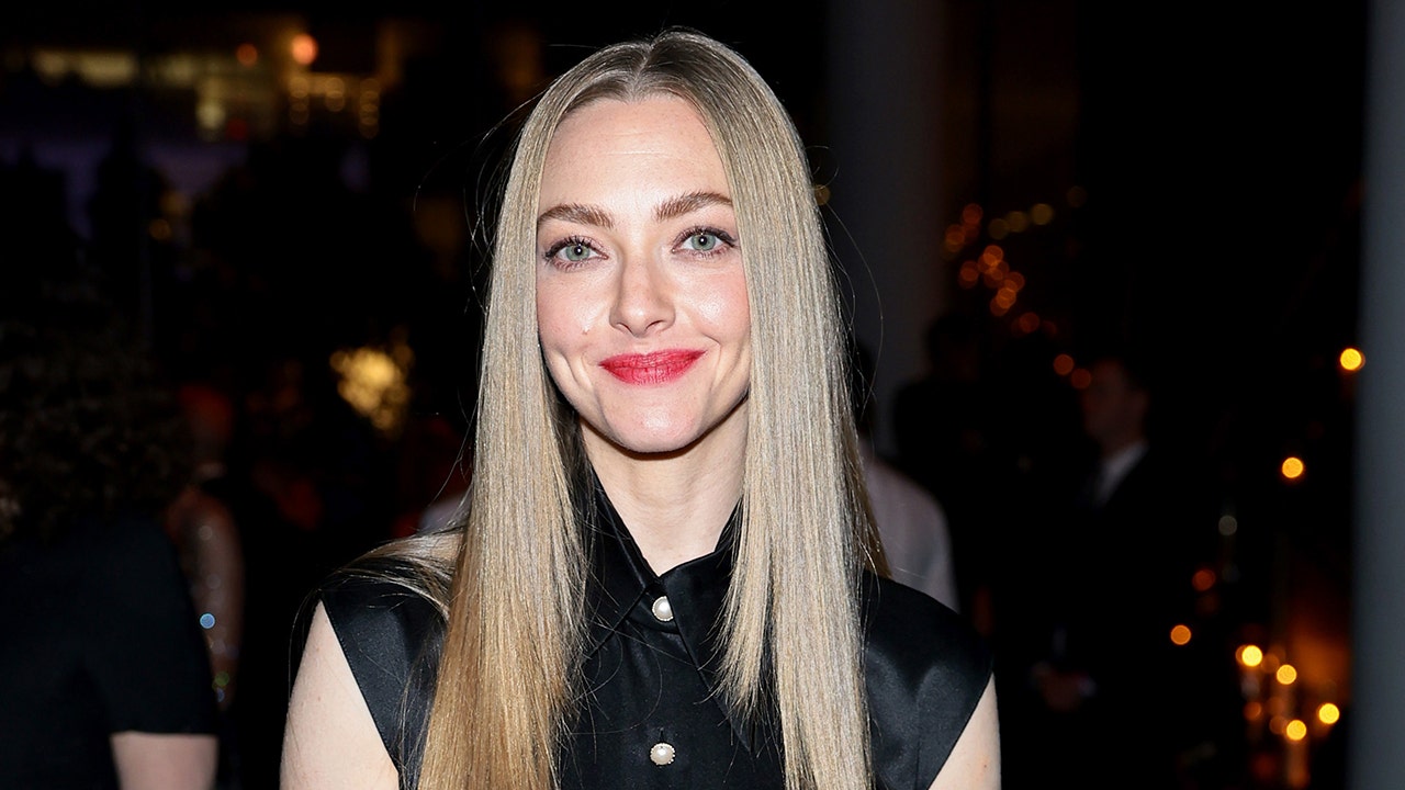 'Mean Girls' star Amanda Seyfried reveals wardrobe malfunction in front of 'Top Gun: Maverick' star