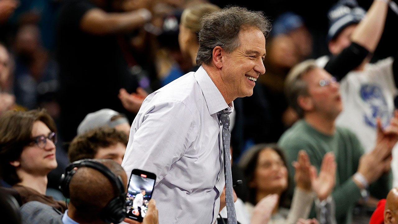 Broadcaster Kevin Harlan makes clutch deflection, delivers epic play-by-play call during March Madness game