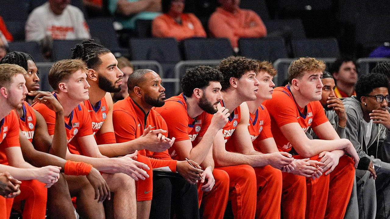 College basketball: Clemson gets locked out of locker room at halftime of ACC semifinal